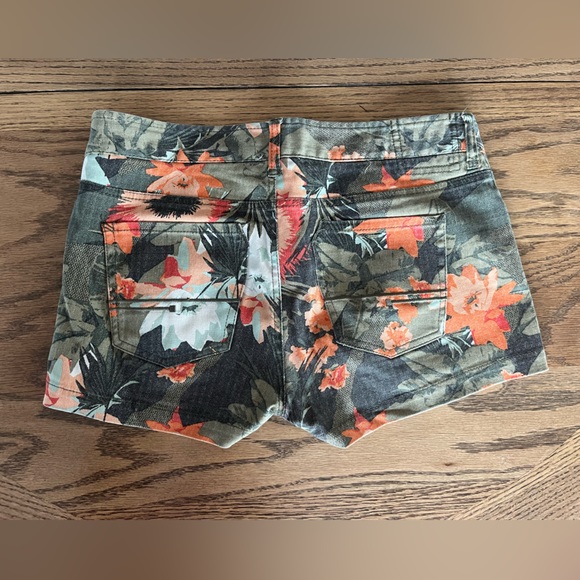 Bench tropical denim shorts US size 6, great condition. - Picture 4 of 4